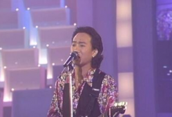 黄家驹唱光辉岁月视频,黄家驹经典之作，唤起青春记忆