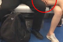 摸腿视频,揭秘摸腿视频背后的故事