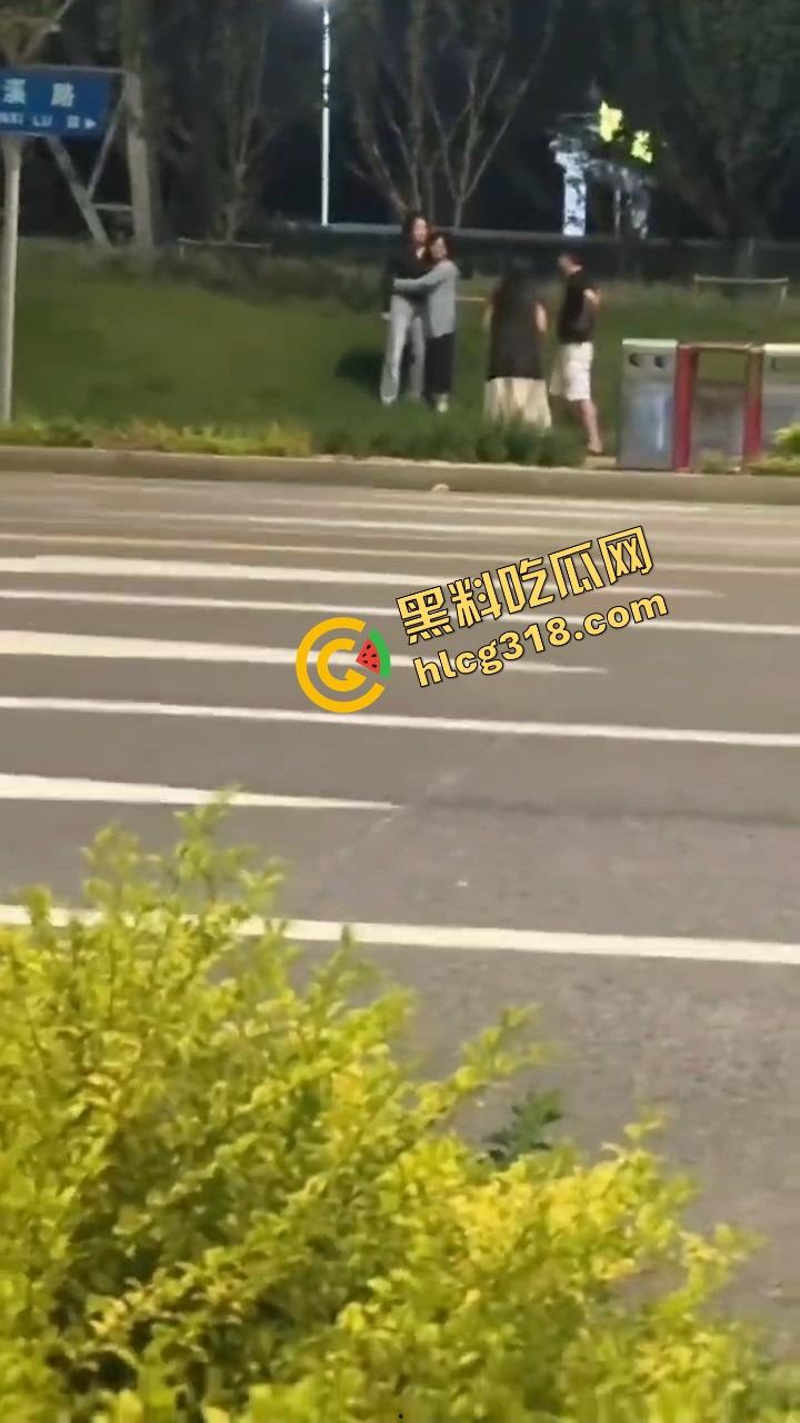 苏州石湖抓奸，小姑子偷情姐夫当街喊老公，亲姐怒吼开撕你喊得真顺嘴啊！-3