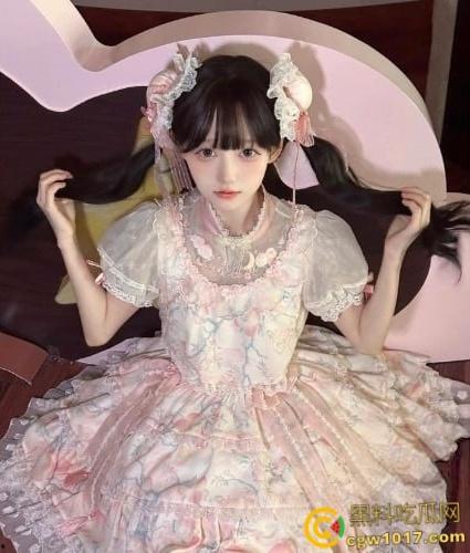 湖北武汉小萝莉被金主包养，穿白丝泳装做爱，年纪不大玩的挺花，各种调教完美配合，翘臀骑乘喷汁内射！-1