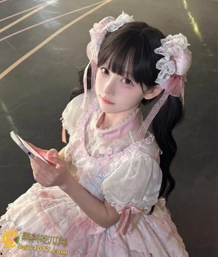 湖北武汉小萝莉被金主包养，穿白丝泳装做爱，年纪不大玩的挺花，各种调教完美配合，翘臀骑乘喷汁内射！-2