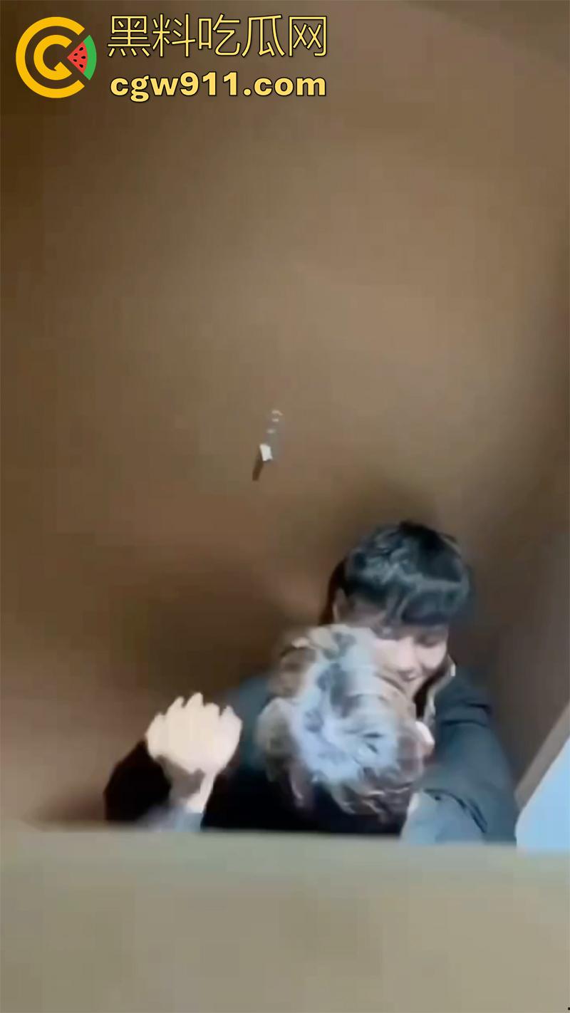 山东潍坊理工学院，厕所两个男生热吻被偷拍，上传至抖音曝光，友谊不分性别，只有厕所才分性别啊！-3