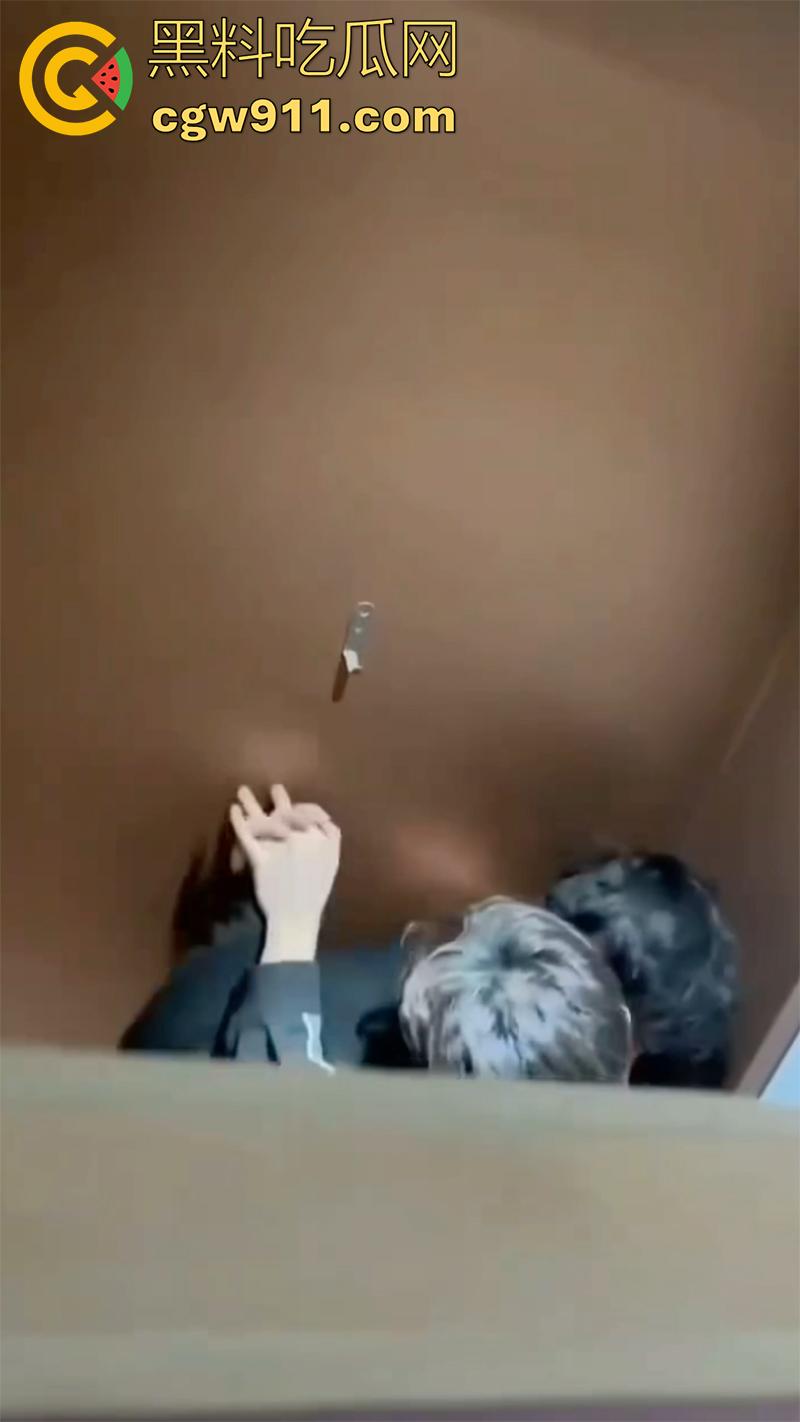 山东潍坊理工学院，厕所两个男生热吻被偷拍，上传至抖音曝光，友谊不分性别，只有厕所才分性别啊！-4