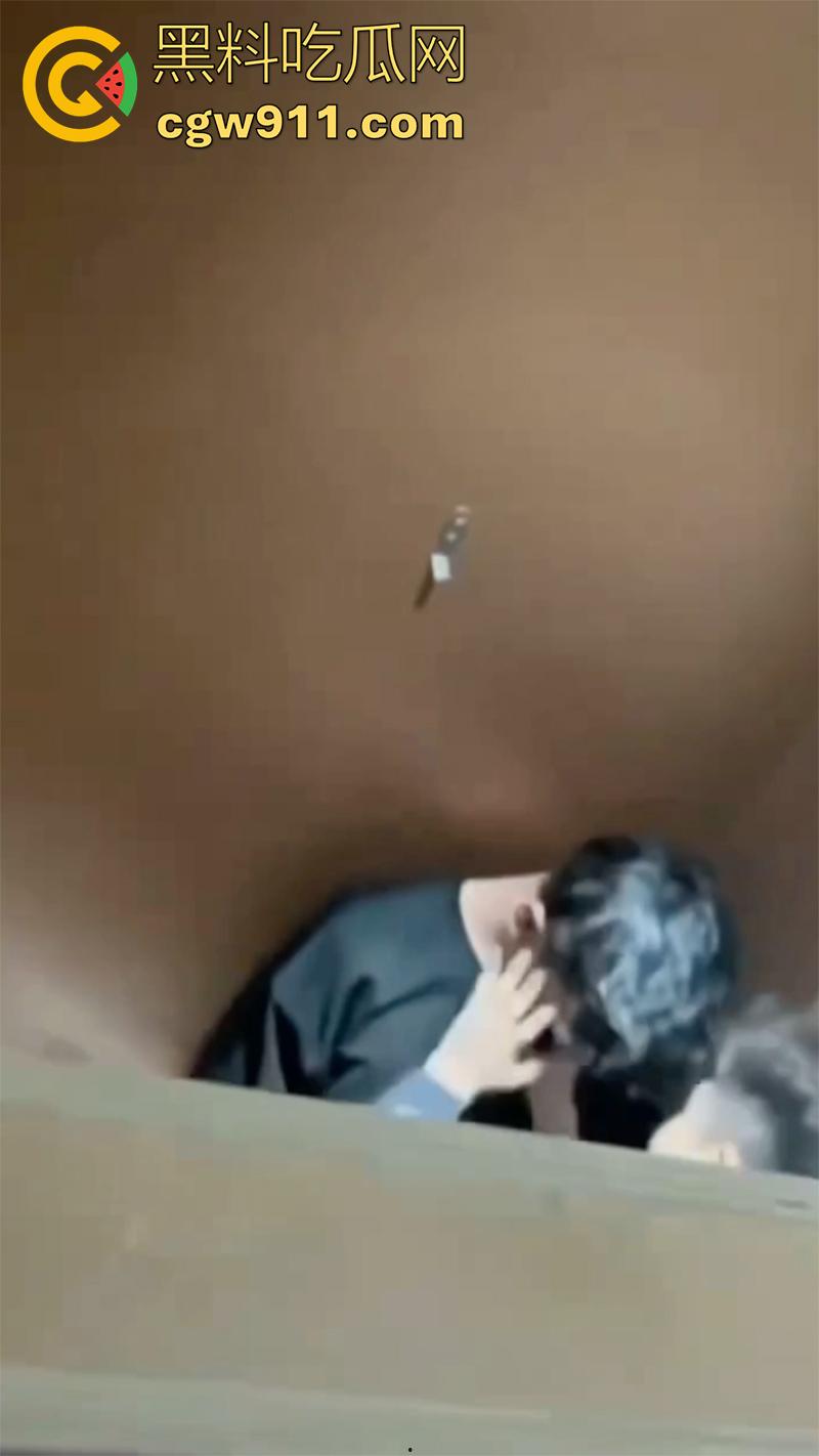 山东潍坊理工学院，厕所两个男生热吻被偷拍，上传至抖音曝光，友谊不分性别，只有厕所才分性别啊！-5