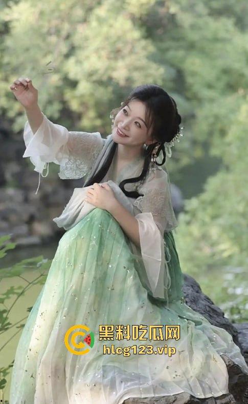 国庆热瓜！东方甄选又双叒叕爆炸了！小圆被俞洪敏和明明联手爆操，资本的力量就是共享年轻骚逼！-26