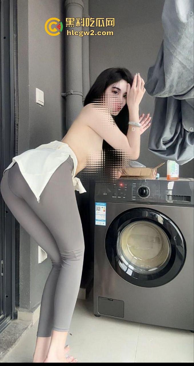 明星颜值尤物【胡慧茹】酒店玩露出被金主强塞搞，奶子晃得爽叫连连！露骨现场劲爆到极致！-3