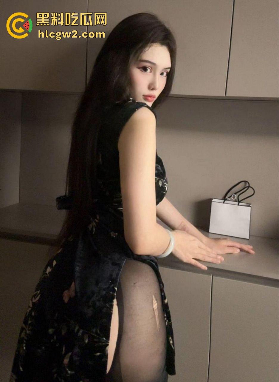 明星颜值尤物【胡慧茹】酒店玩露出被金主强塞搞，奶子晃得爽叫连连！露骨现场劲爆到极致！-14