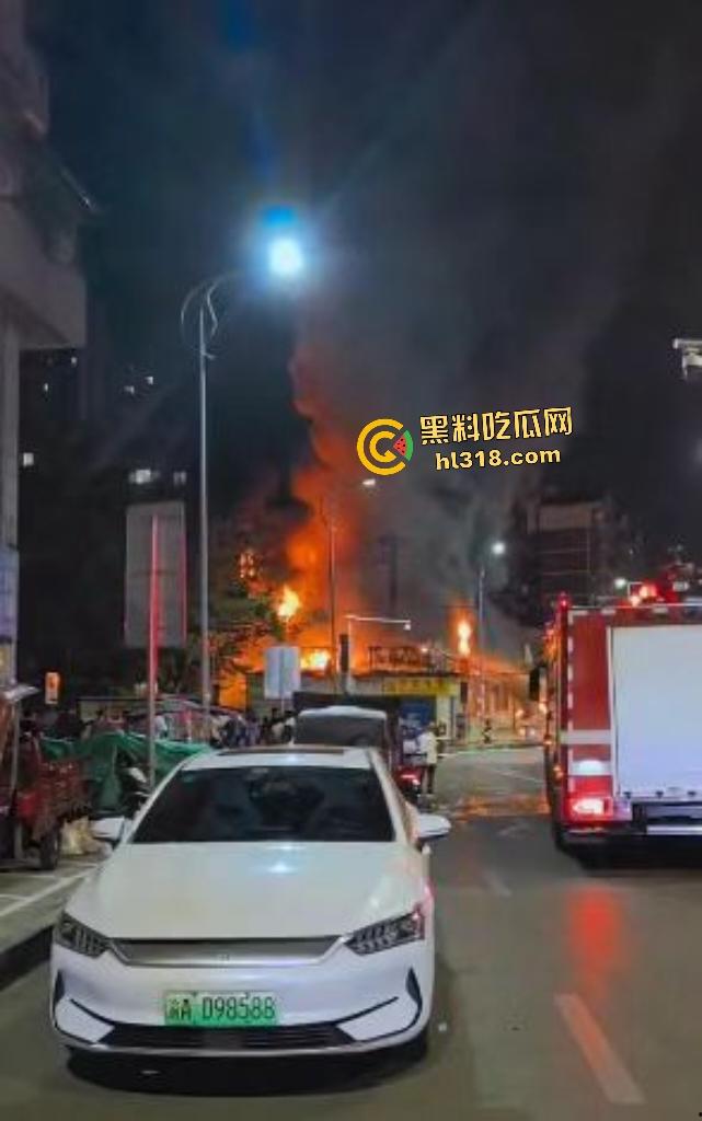 重庆石桥铺交易城凌晨大火惊魂！花卉盆栽五金狂燃一小时，消防鏖战扑灭幸无人伤亡，不然市长得下岗了！-6