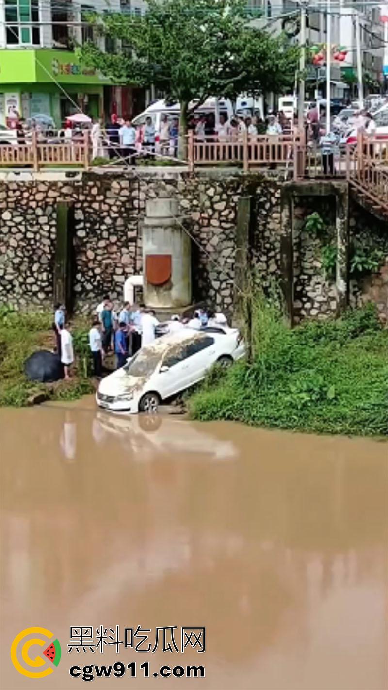 广东湛江女司机坠河，全程无人前去营救，万幸没有坠入河中，直到有群众报案后，才被120救走！-4